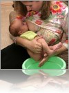 Фотографии о методе естественной гигиены ребенка (высаживание). Черно-белые фото - из книги И.Бауэр по этой теме