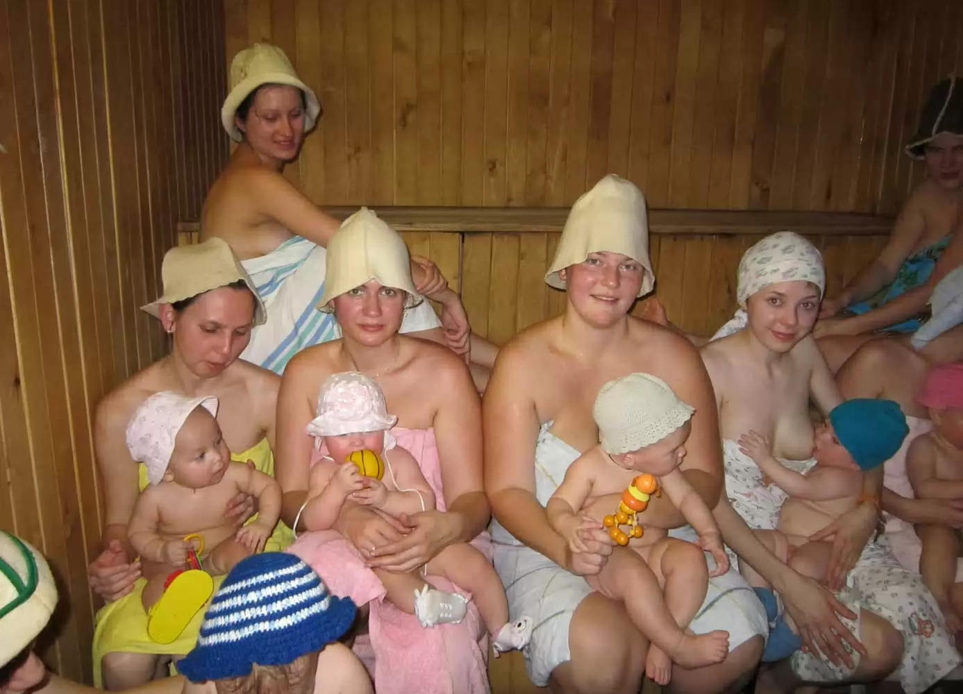 Кормящие мамы с детьми в бане