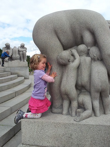 Памятник кормящей маме в Норвегии