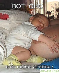 Ребенок спит на большой материнской груди