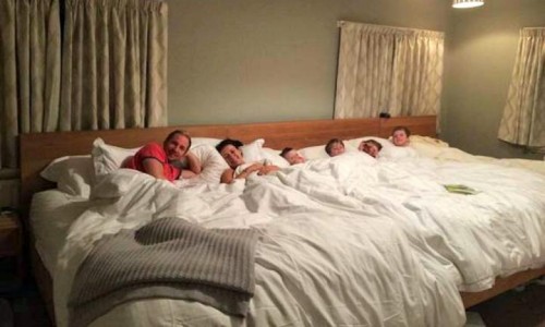 семья совместный сон на большой кровати