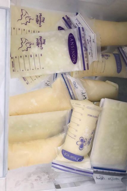 Сцеженное донорское молоко от пятерых женщин, найденных через Facebook